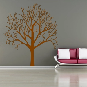 Dettaglio di un grande adesivo murale ad albero marrone su una moderna parete grigia in salotto