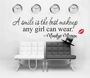 Sticker Mural Moderne en PVC Citation Anglaise A Smile Is The Best Makeup Décalcomanie Artistique Avec Empreinte de Lèvres Rouges