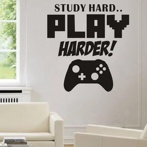 Study Hard Play Harder Wandaufkleber mit Controller-Icon in einem modernen Wohnzimmer