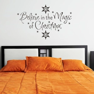 Schwarzer Weihnachtsaufkleber mit Schriftzug 'Believe in the Magic of Christmas' und Schneeflocken