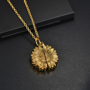 Collier médaillon tournesol vintage en or avec pendentif ouvrant sur fond en cuir noir