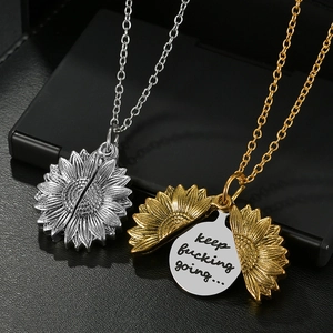 Détail du collier tournesol s'ouvrant sur une plaque circulaire en métal gravée