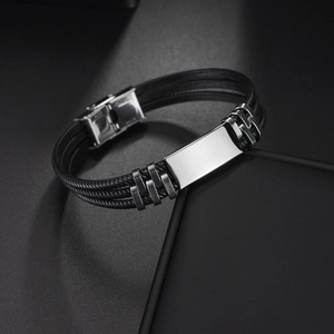 Zwarte gevlochten meerlaagse armband met gepolijste roestvrijstalen plaat en mechanische sluiting