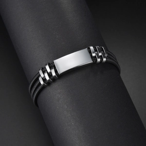 Drielaagse zwarte gevlochten herenarmband met gepolijste roestvrijstalen vierkante plaat