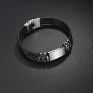 Drielaagse zwarte gevlochten roestvrijstalen armband met vierkant graveerplaatje heren