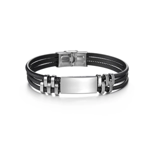 Drielaagse zwart gevlochten roestvrijstalen armband met een gegraveerde metalen plaat