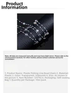 Vista macro di perle in plastica ABS trasparenti e iridescenti su un supporto nero elegante