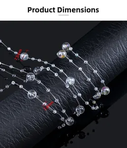 Dettaglio di perline trasparenti da 7,5mm e 2,8mm con bolle su filo di nylon sottile