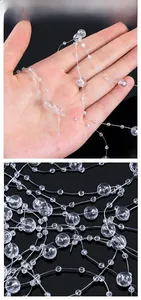 Vista macro di catena di perle acriliche trasparenti con lenza per decorazioni fai da te