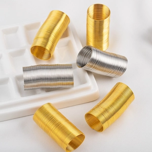 Bobinas de alambre con memoria doradas y plateadas para anillos en bandeja