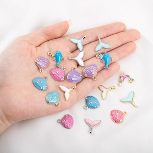 Colgantes de esmalte con tema marino de colas de ballena y conchas para joyería artesanal DIY