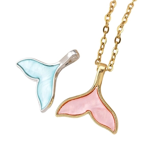 Colgantes de cola de ballena en esmalte rosa y azul claro con cadenas doradas y plateadas