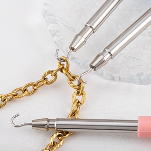 Aide-bracelet en acier inoxydable rose et argent pour fermer facilement vos bijoux fins