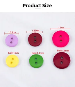 Dettaglio di bottoni colorati in resina di varie dimensioni con diametri da 1,15 a 1,5 cm