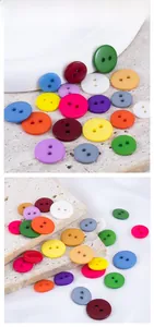 Dettaglio di bottoni colorati in resina a due fori per cucito fai-da-te e abbigliamento