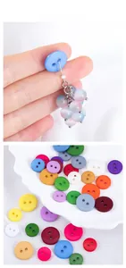Vista dettagliata di bottoni colorati in resina e accessori creativi per orecchini a bottone
