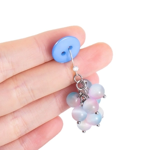 Orecchini a perno a bottone in resina blu con perline iridescenti e catena argento