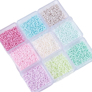 2mm Glasperlen Set mit 9 Macaron Farben in einer praktischen 3x3 Aufbewahrungsbox