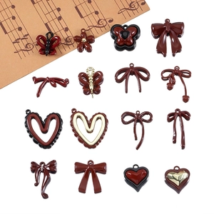 Set aus 16 burgunderroten Herz- und Schleifenanhängern für DIY-Halsketten-Schmuck