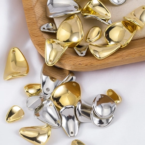 Unregelmäßige wellenförmige Tropfenanhänger in Gold und Silber für DIY-Schmuck