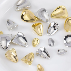 Unregelmäßige wellenförmige Metallanhänger in Gold und Silber für DIY-Schmuck
