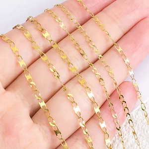 Αλυσίδα DIY από ανοξείδωτο ατσάλι 18K επίχρυση σε κοντινή λήψη πάνω στο χέρι