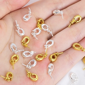Fermoirs de pendentif plaqués or 18 carats pour colliers de perles dans la main
