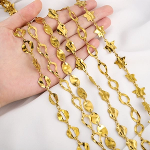 Catena in acciaio inossidabile placcata oro 18K con dischi ondulati e maglie a stella