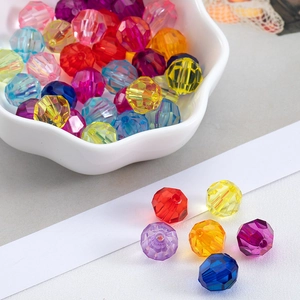 Bunte facettierte Acryl-Diamantperlen in einer weißen Schale für DIY-Schmuckherstellung