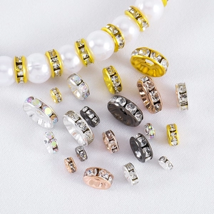 Vari distanziatori con strass scintillanti in oro e argento per la creazione di gioielli