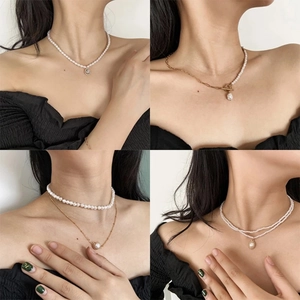 Cuatro estilos de collares de perlas de ABS de alto brillo mostrados en un modelo