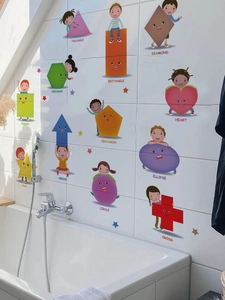 Detail von 12 geometrischen Wandtattoos mit Cartoon-Kindern und englischen Namen auf Fliesen