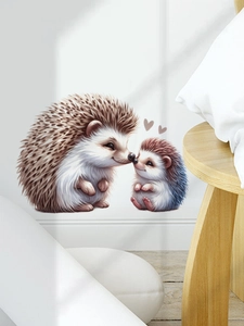 Vue détaillée des stickers muraux hérisson avec mère et enfant dans un intérieur chaleureux