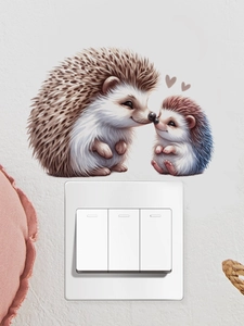 Détail de stickers muraux hérissons mignons appliqués au-dessus d'un interrupteur blanc
