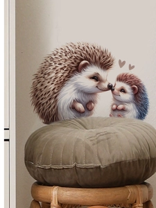 Détail de deux autocollants muraux hérissons mignons avec cœurs sur un mur clair