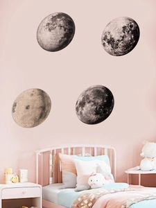 Detaillierte realistische Mond-Wandaufkleber in einem gemütlichen rosa Kinderzimmer