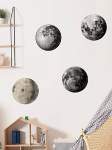 Detailansicht realistischer Mond-Wandaufkleber in einer gemütlichen Kinderzimmer-Umgebung