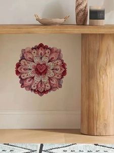 Detalle de un vinilo de pared mandala redondo con corazón en un interior de salón cálido