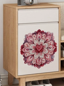 Detalle de gabinete de madera con diseños de flores mandala y corazón de colores vivos