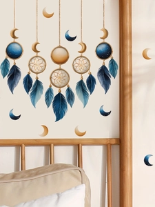 Détail des stickers muraux attrape-rêves et lune bohème bleu sur mur de chambre