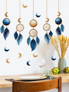 Détail de stickers muraux montrant des attrape-rêves aux plumes bleues et phases lunaires