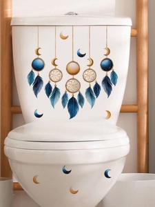 Détail de stickers muraux PVC attrape-rêves et plumes sur des toilettes de salle de bain