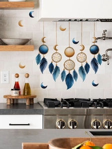 Détail de stickers muraux attrape-rêves bohème et plumes bleues sur crédence de cuisine