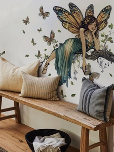 Detailansicht eines eleganten Schmetterlings-Feen-Wandtattoos in gemütlicher Inneneinrichtung