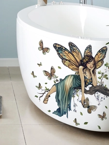 Detail eines Feen-Schmetterlings-Wandtattoos auf einer weißen Badewanne im sauberen Badezimmer