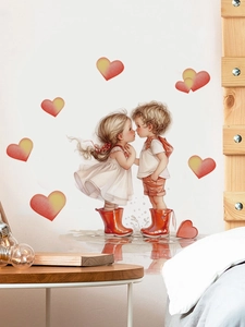 Détail du sticker mural enfants s'embrassant avec cœurs rouges dans une chambre douce