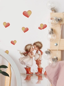 Détail du sticker mural couple s'embrassant avec cœurs rouges dans une chambre d'enfant