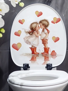 Détail du sticker mural PVC montrant des enfants s'embrassant en bottes de pluie et cœurs