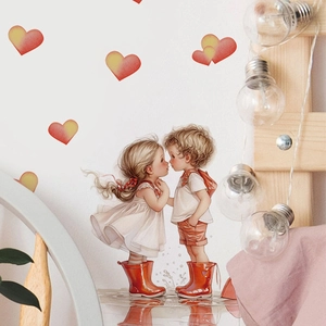 Sticker mural couple de dessin animé avec cœurs rouges pour déco de chambre romantique