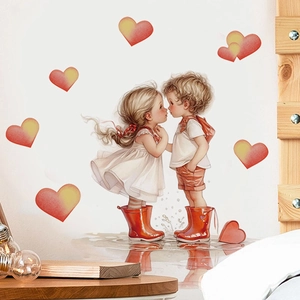 Sticker mural romantique d'enfants s'embrassant avec des cœurs pour chambre à coucher